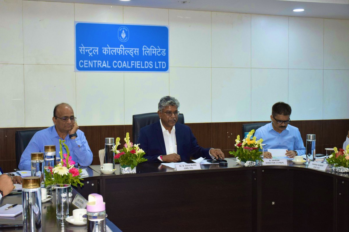 CCLRanchi's tweet photo. Dr B. Veera Reddy, CMD CCL chaired a review meeting at CCL Hq which was attended by FDs, CVO, GMs.
He reviewed the status of production, dispatch etc 
He congratulated #TeamCCL on a remarkable performance in FY23 and expressed confidence in company's ability to fulfil its target. https://t.co/8CiqFoUcbp