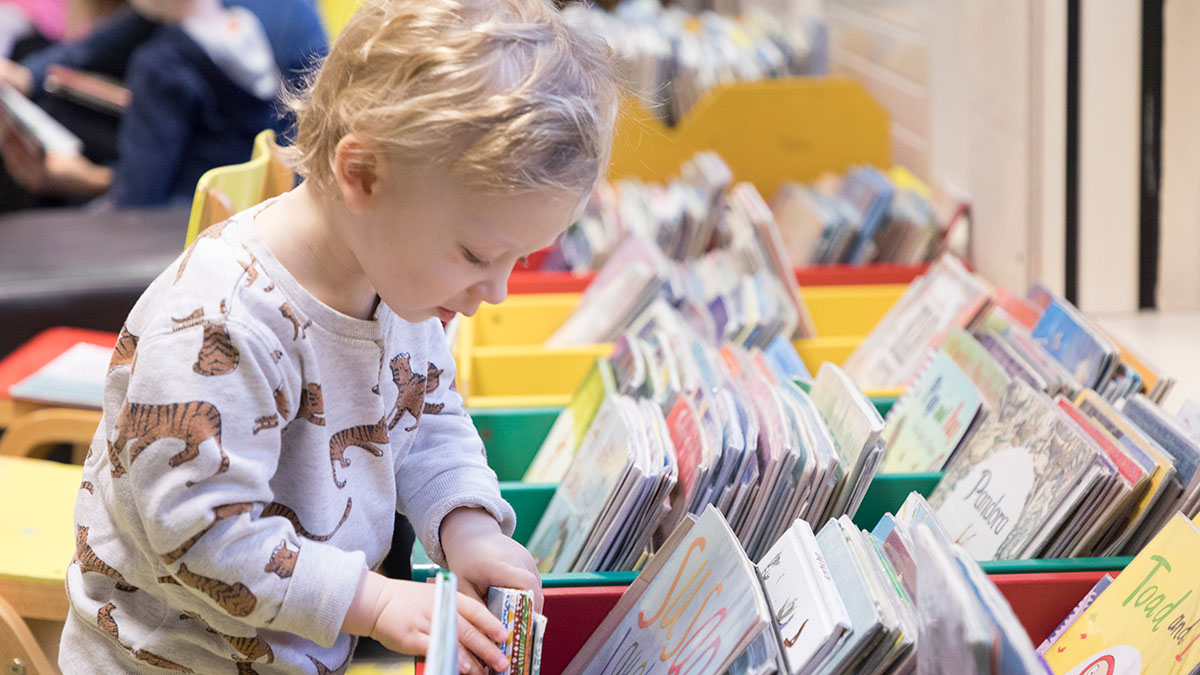Reading really does have life-changing benefits - and the research backs it up.

Explore the studies that show the effect reading can have on life chances, mental wellbeing, self-esteem, school performance, creativity and empathy right here: booktrust.org.uk/news-and-featu…