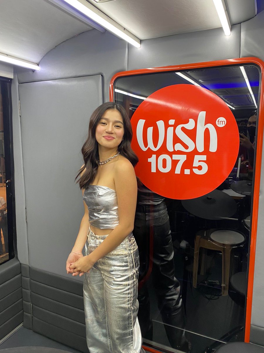 StarPopPH's tweet photo. It's been a long tiring but awesome day for everyone!!! ✨

Huling ayuda for today! Rest na, maraming salamat sa pagmamahal at suporta! 🫶🏻

@bellemariano02 #BelleMariano #BelleSomberMediaTour 
BELLE ON WISH BUS https://t.co/zFWT5MlQqO