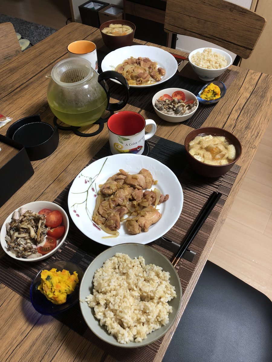 RYO17832564's tweet photo. 豚の生姜焼きは聞くけど、鶏は聞かないので試してみた🤤
今日は自分が休みだったので作り置きを��くさん作れて満足😎

今日の夕御飯
玄米
鶏もも肉の生姜焼き
カボチャとニンジンのサラダ
豚肩ハムのしめじニンニクソース掛け
大根とニンジンと油揚げの味噌汁
#おうちごはん #料理好きな人と繋がりたい https://t.co/XsyKao11sC