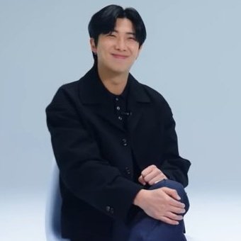 “ask harikadir” dedikten sonra kocaman gulumseyen namjoon aradigi aski bulmus sanirim :D