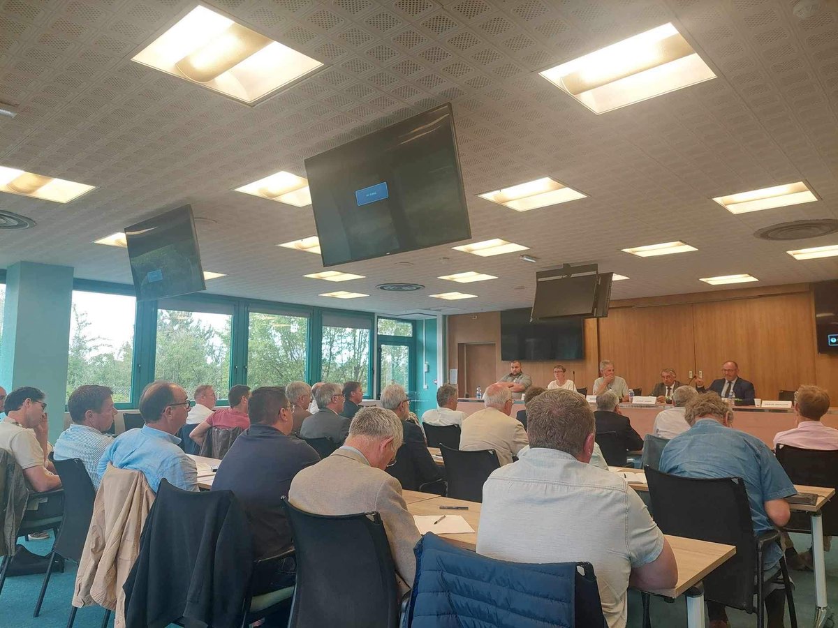 Hier, à l'initiative de <a href="/Laurent_Somon/">Laurent SOMON</a>, le sénateur de la Haute-Loire, Laurent Duplomb est venu à la rencontre des représentants de l'agriculture samarienne pour échanger autour de sa proposition de loi pour un choc de compétitivité en faveur de la ferme France 🌱

Merci !🤝