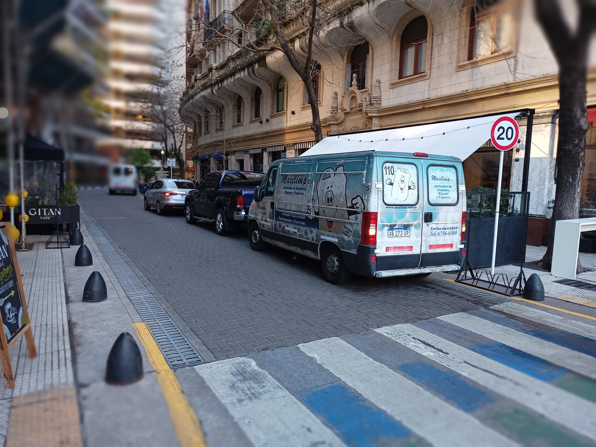 c_macra's tweet photo. Cómo todos los días, Arroyo y Suipacha. Mal estacionados, policía de la ciudad enfrente y como si nada. Dicen que son proveedores de Insaurralde que tiene oficinas en el edificio. https://t.co/ygpptDFsY3