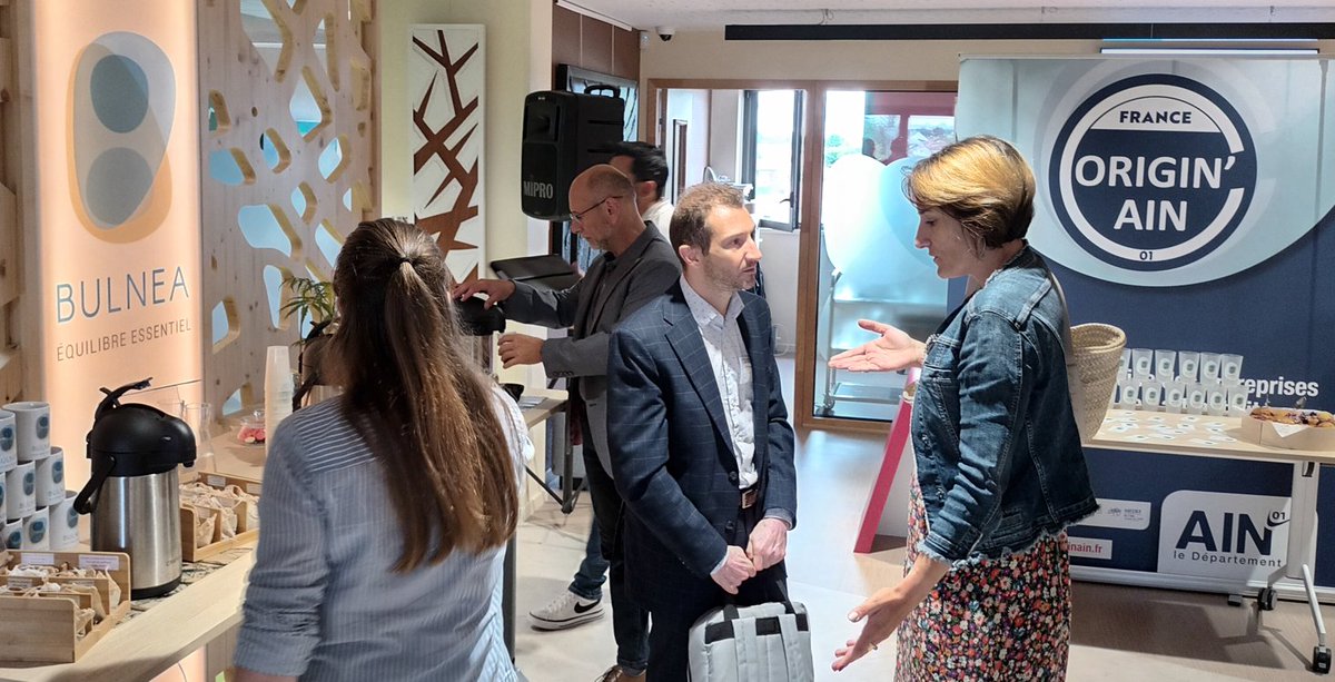 Departement_AIN's tweet photo. #Economie📌Retour sur le « Speed business meeting” organisé ce matin chez #Bulnéa, espace de #coworking  #Ain☑️Cet événement a réuni 40 adhérents #OriginAin venus développer leur réseau professionnel grâce à des rencontres rapides et conviviales➕d'infos https://t.co/7A7x3bubFc https://t.co/Q0szGq7cQy