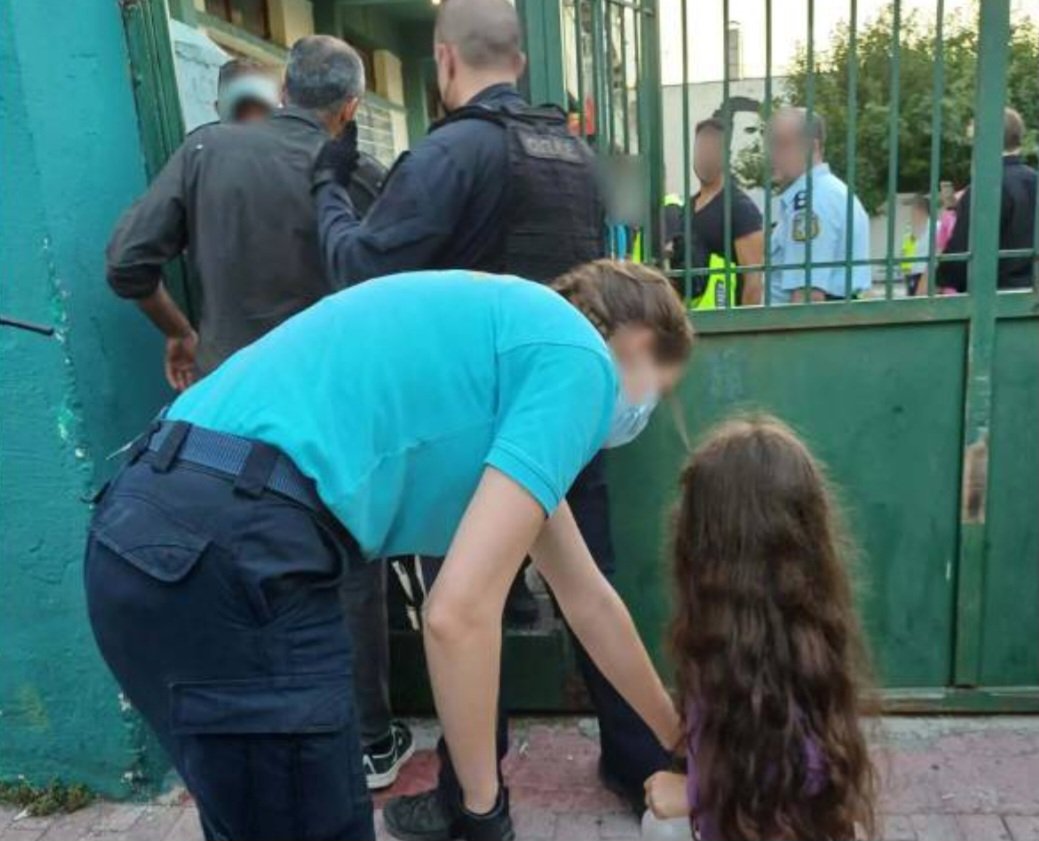 Πανηγυρίζουν τα τουρκικά ΜΜΕ που ο Μητσοτάκης υπάκουσε τον Ερντογάν και εστειλε χαράματα αληθινούς τρομοκράτες να αδειάσουν- σπάζοντας προκλητικά πόρτες- την δομή των Κούρδων στο Λαύριο. Αρπαξαν τους ανθρώπους και τους πήγαν στη φυλακή προσφύγων στην Μαλακάσα.
Ντροπή και όνειδος.