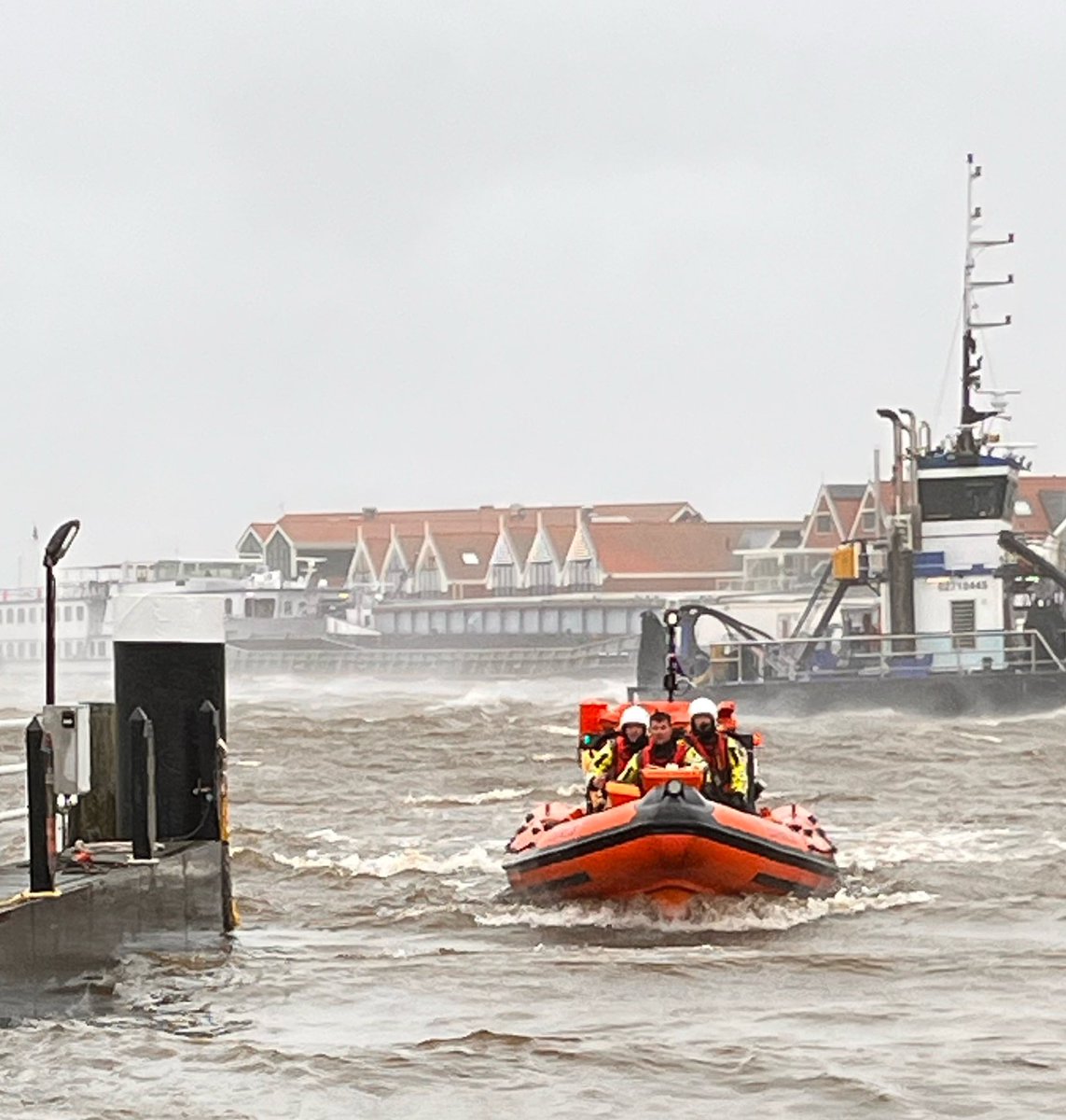 En blij dat ze weer terug waren. Flinke klappen gemaakt. Maar ook persoon gered en daar gaat het om. <a href="/KNRM/">KNRM</a>
