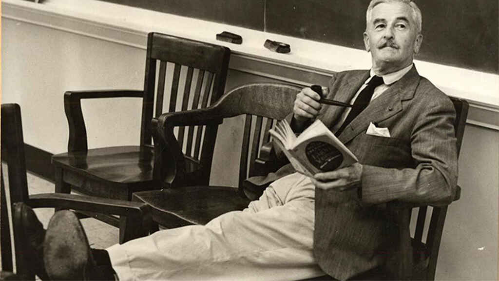 BiblioNacCuba's tweet photo. 6 de julio de 1962, fallece en Oxford (EE.UU.) William Faulkner, escritor y poeta estadounidense, premio Nobel de Literatura en 1949. Entre sus principales obras se encuentran "El ruido y la furia", "Mientras agonizo", "Luz de agosto" y "¡Absalón, Absalón!". https://t.co/pp0Ct9MuND