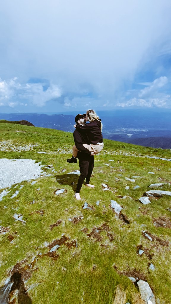 Went on vacation and forced myself out of comfort zone, but at the end I conquered Carpathian Mountains Straja peak (1868m). This is just the beginning, I decided to go hard mode and transform myself for good this time Stay tuned! 🫡💪 P.S. with support of my wifey ❤️