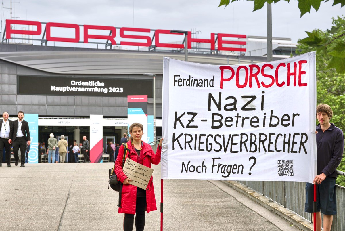 Bei der Aktionärsversammlung von Porsche lässt die Staatsanwaltschaft ein Banner beschlagnahmen, das die Nazi-Vergangenheit von Ferdinand Porsche thematisiert. Es soll sich um ein Versehen gehandelt haben: Die Ermittler:innen seien  irrtümlich davon ausgegangen, dass ...