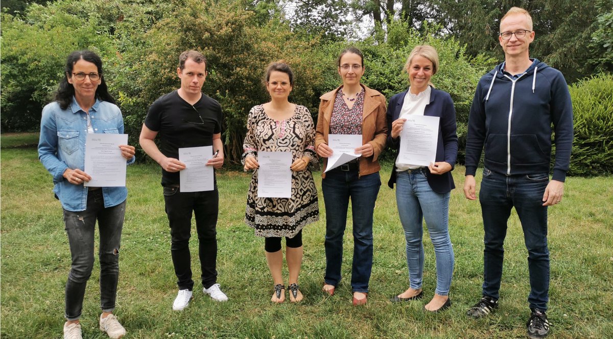 lpmsaarland's tweet photo. Fünf Kolleginnen und Kollegen beendeten die Weiterbildungsmaßnahme „Fachpraxis“ zur Qualifizierung fachfremd unterrichtender Musiklehrkräfte, die das LPM seit zwei Jahren anbietet.
https://t.co/juU8oKTXXz
#bildung #musik https://t.co/8nKf0Vtyft
