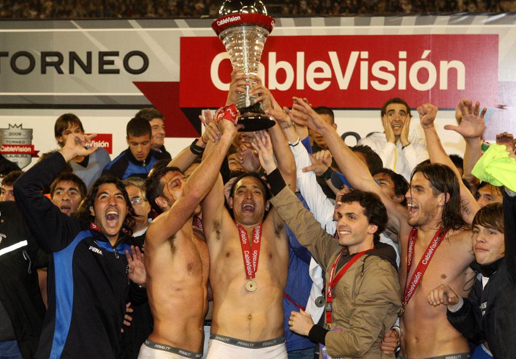 Velez's tweet photo. 🏆 Hace 14 años, #Vélez derrotaba por 1 a 0 a Huracán en el Amalfitani, con gol de Maxi Moralez y se proclamaba por séptima vez campeón del Fútbol Argentino.

"𝑴𝒐𝒓𝒂𝒍𝒆𝒛 𝒚 𝒆𝒍 𝒄𝒂𝒎𝒑𝒆𝒐𝒏𝒂𝒕𝒐..." ⭐️

👨🏻‍💻 https://t.co/AN0xT3MWM5 https://t.co/T1MfMHIaGP