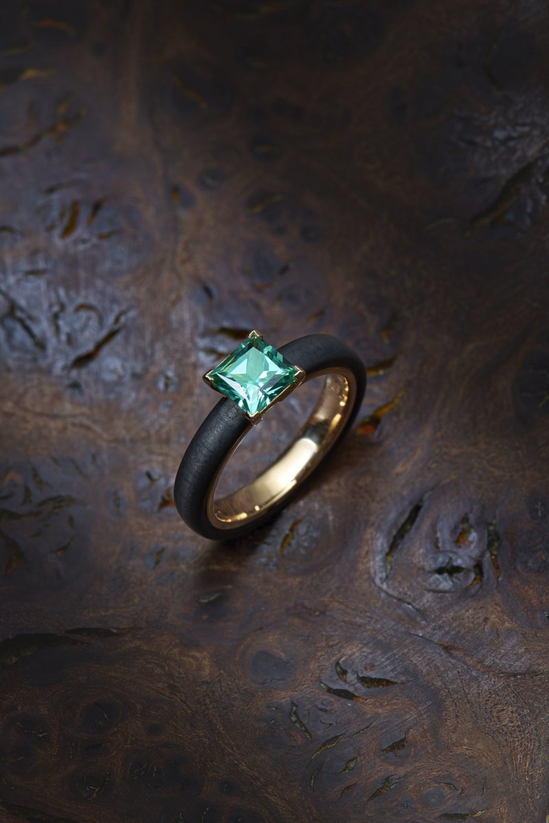 DorisHangartner's tweet photo. ✨Paraiba Tourmaline✨
Paraiba Tourmaline set in carbon. We love to set our gorgeous gems in carbon, as the setting allows them to stand out and shine. 
#paraiba #paraibatourmaline #gems #shine #jewelry #ring #unique #gemology #purelyparaiba #gold https://t.co/tjQXqWbaDN