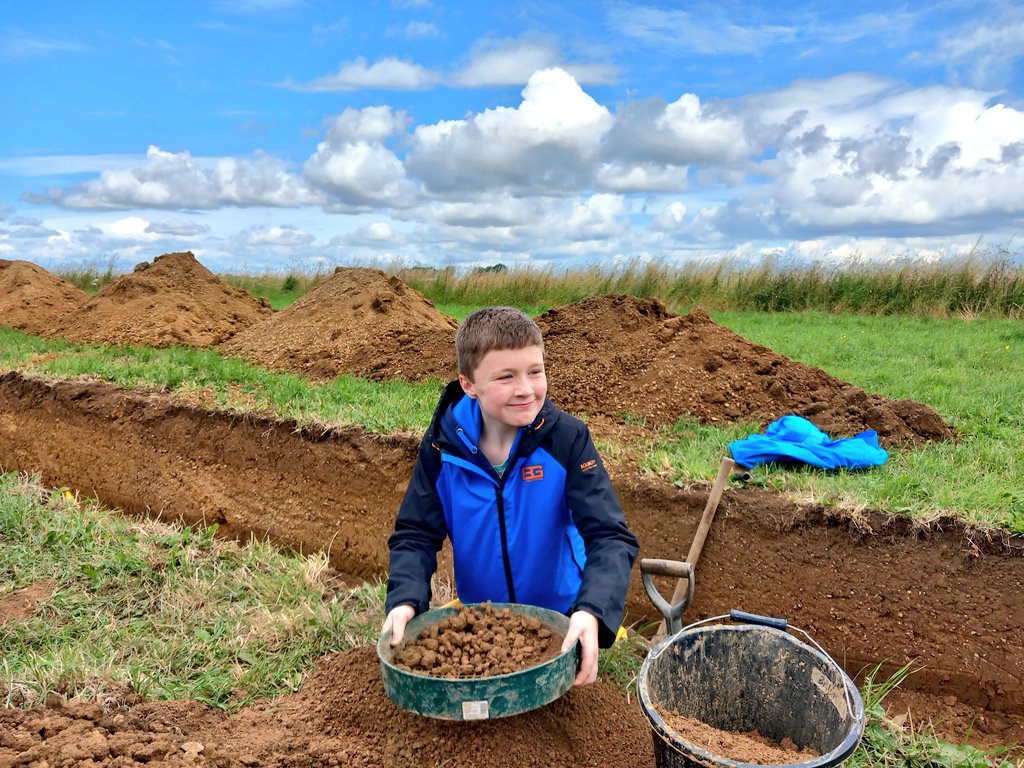CotswoldArch's tweet photo. George and his Dad Chris have joined us today at #Kelmscottdig! They're in Trench 1 trying to get to the bottom of what looks like it might be a sizeable ditch. George has eagle eyes and has already spotted lots of animal bone amongst the fill! @KelmscottManor @SocAntiquaries https://t.co/mFKbxP1cj6