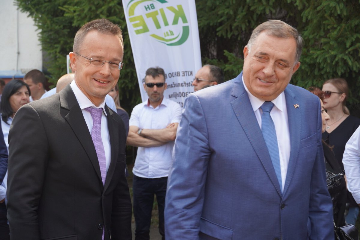 Epadalovic1's tweet photo. Mađarski šef diplomatije Peter Sijarto u Banjaluci. Danas će poljoprivrednim proizvođačima biti podijeljena bespovratna pomoć u vidu alata, opreme i mehanizacije koju finansira Vlada Mađarske @Buka_portal https://t.co/XYwcsZYGGf
