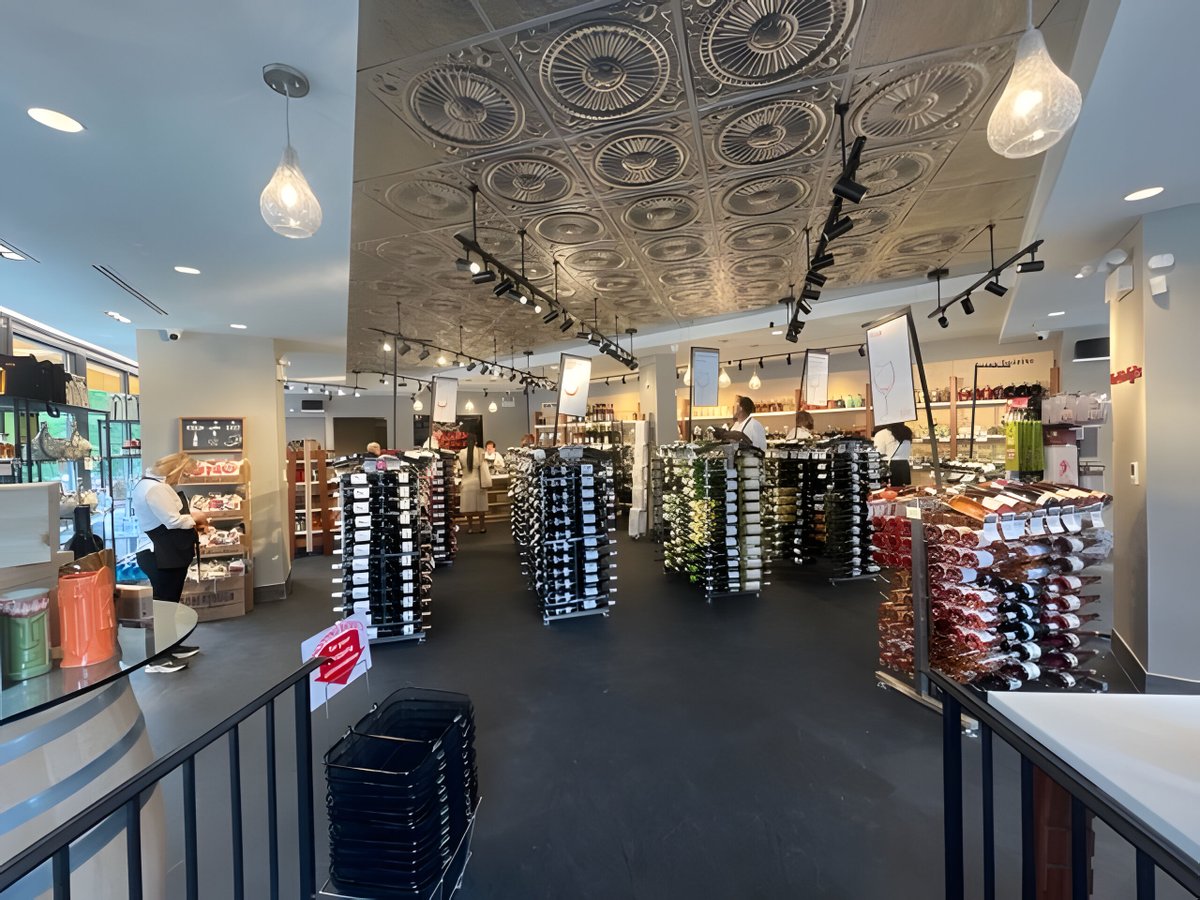 dcchamber's tweet image. 🥂🎉 Thrilled to welcome Spirits &amp;amp; Spice, the newest member to the DC Chamber of Commerce family! Located at 1700 Connecticut Ave NW, they&apos;re redefining culinary expectations. #SpiritsAndSpice #DCBiz #DCSmallBusiness (1/3)