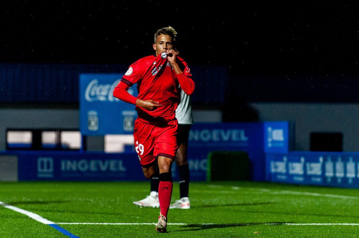 Rafa9Mainez's tweet image. 💼 CEDIBLE

💎 El jugón de @alangodooy9 podría jugar en #PrimeraRFEF este curso. 

🔛 Con contrato con el Alavés, pero con ofertas importantes de grandes del Bronce.

🔴 Real Murcia, Lugo y Córdoba se interesan. También el Sanluqueño, con el que consiguió el ascenso.