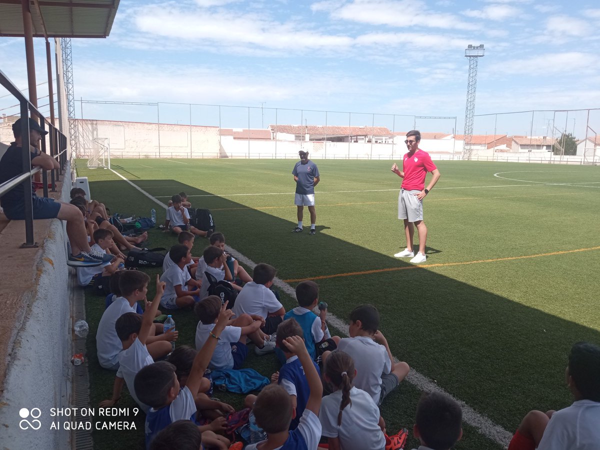 ECFInfantes's tweet photo. Hoy charla de reglas del juego con Manuel Torrijos árbitro del CTA de castilla la mancha.gracias. https://t.co/Q79OG3ZaHn