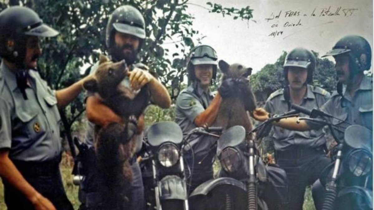 “El Seprona rescatando a Paca y Tola después de que un cazador matara a su madre. Santo Adriano (Asturias), 1989”