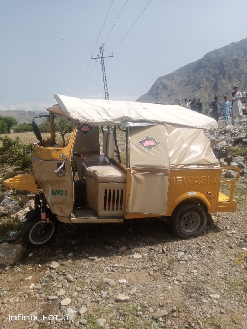 1122bajaur's tweet photo. *ریسکیو 1122 باجوڑ*

ناواگٸی ساگی روڈ پر رکشہ اور موٹر ساٸیکل کے مابین حادثہ

حادثے میں 6 افراد زخمی

اطلاع ملنے پر ریسکیو 1122 باجوڑ کی میڈیکل ٹیم نے بروقت رسپانس کرتے ہوۓ زخمیوں کو فرسٹ ایڈ فراہم کرنے کے بعد تحصیل ہیڈ کوارٹر ہسپتال ناواگٸی منتقل کر دیا https://t.co/MpnhvYDe72