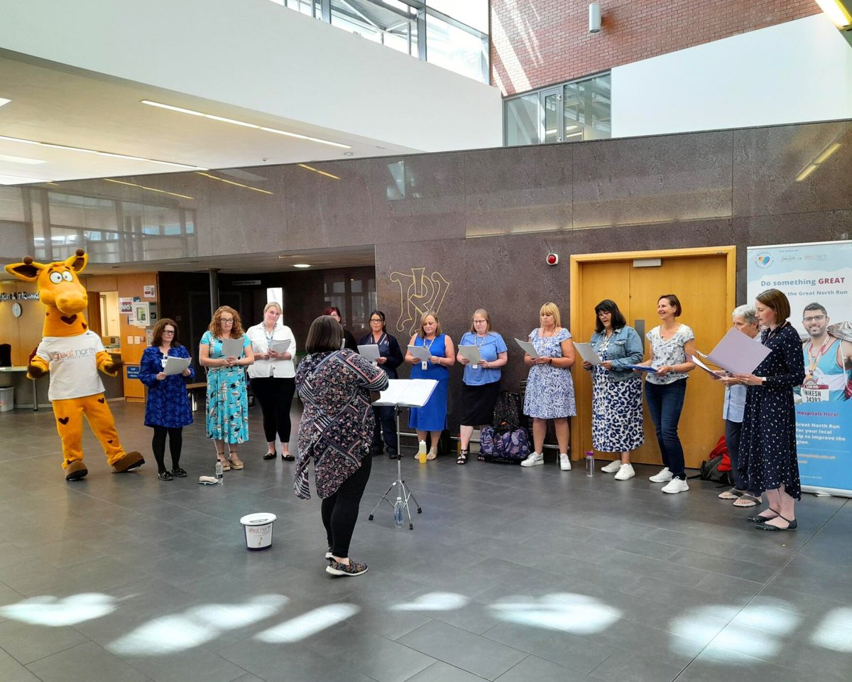 The @GreatNorthCH singers and Fudge celebrating #NHS75 at #Newcastle's RVI with some songs during lunchtime. 💙 #NHS @NewcastleHosps