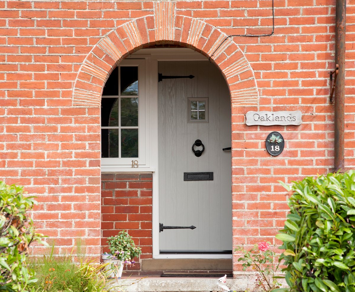 EvolutionMFG's tweet photo. The Linton door paired with black cast wrought iron hardware brings real character to the front of your home.
#EvolutionWindows #EnglishDoor https://t.co/0D3Z5GtDTc