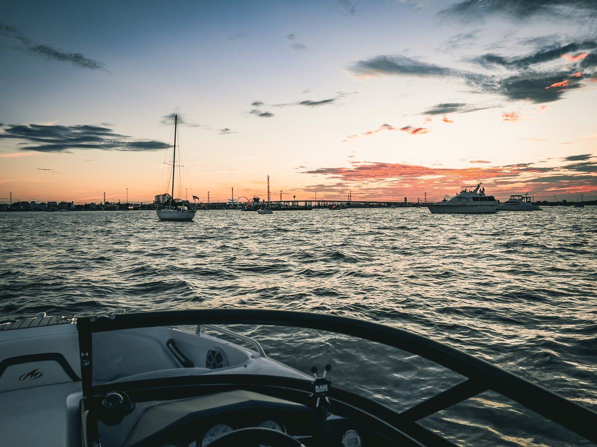 ParamedicNate's tweet photo. Sunset on anchor on the Fourth of July. 🇺🇸🚤 #boatlife #anchor #lifebythesea #texas https://t.co/KJylH8plIm