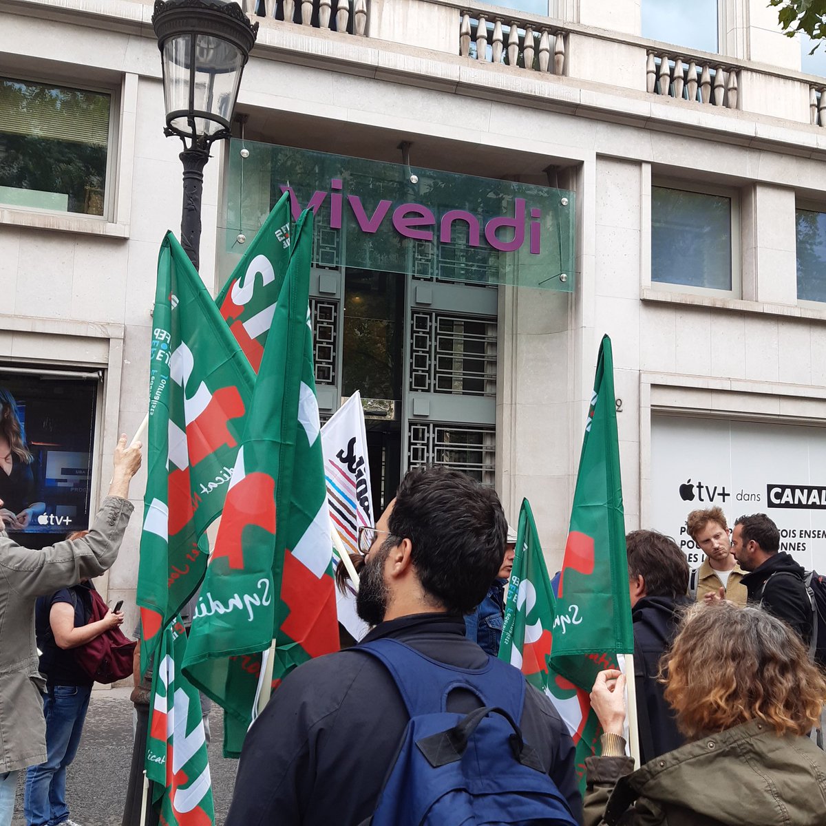 ClaudineCordani's tweet image. Devant #Vivendi au 42 avenue de Friedland, à Paris, pour #soutenir le #JDD et #contre la #destruction de ce #métier d'#utilité #publique, le #journalisme
Pour #laLiberteDinformer !