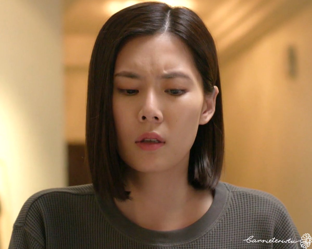 Carrieteristic_'s tweet photo. |#SHERO - EP18|
小夕已证实七年前杀死她父母和现在想要杀害她的罪魁祸首是同个人。主谋正在眼前，希望真相早日��晓 😢🙏

#MediacorpSHERO #张尹夕
#CarrieWong #黄思恬 https://t.co/3QwWaEUpkh