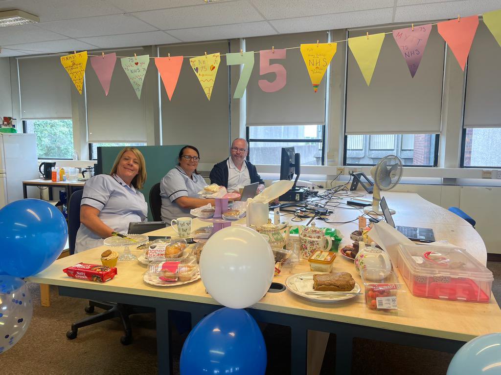 Gwenstef4's tweet photo. Celebrating the NHS turning 75 🎉🎂#proudtobeanurse💙 working with some fantastic people @Seniornurse75 @Kyliepa48028361 @Mymy_DelRos @MY_LenRichards @tamedprince @AhpStephieg https://t.co/GFOQ9jSSt8