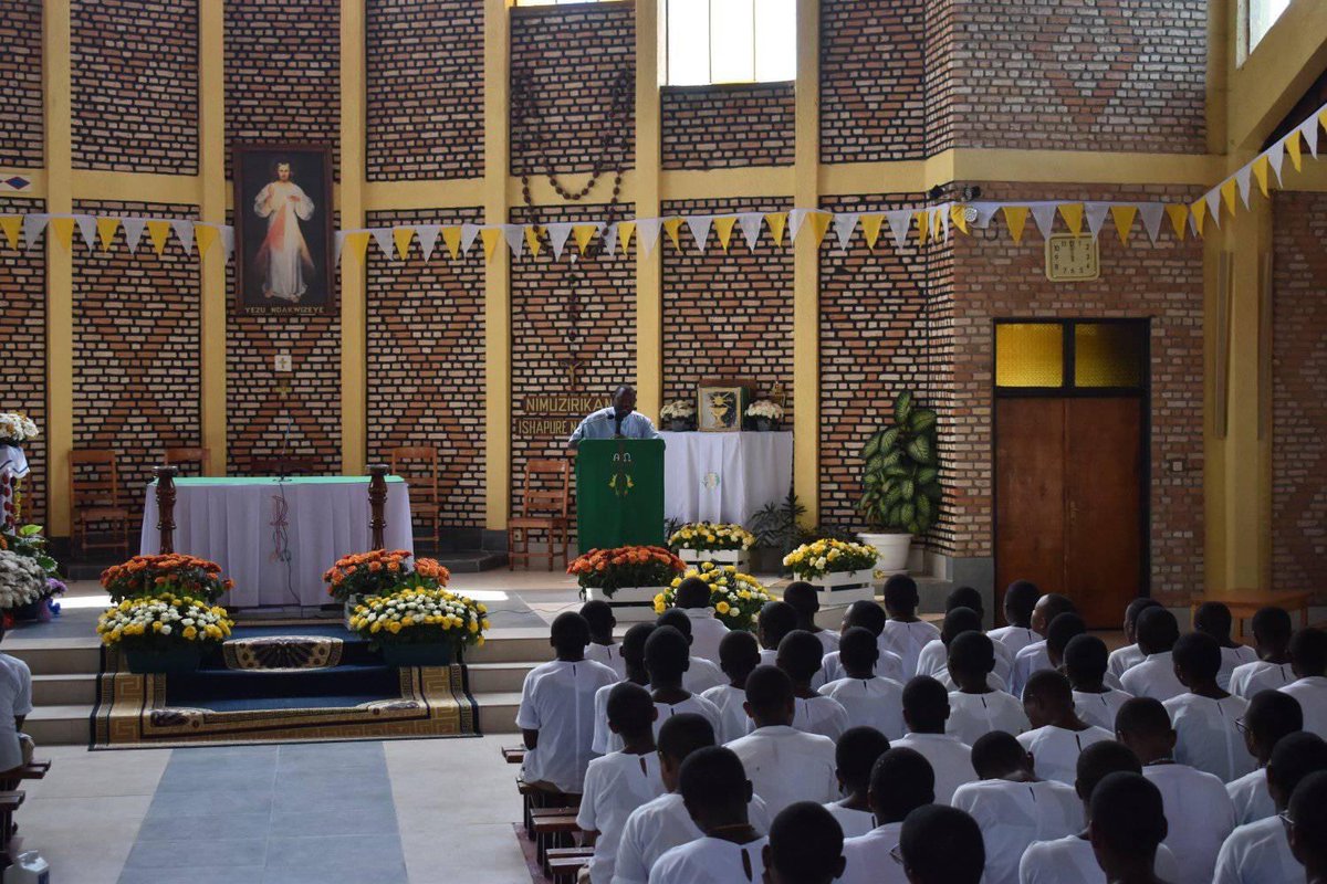 kibehoradiomari's tweet photo. Ishuli ryisumbuye rya Institut Sainte Famille yo Mu #Karere ka #Nyamasheke , #Intara y’#Uburengerazuba  bakoreye Urugendo Nyobokamana Ku Ngoro ya Bikira Mariya i #Kibeho https://t.co/qd4Y5lxGQb