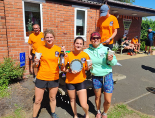 The #skyblues back at the Chevy Chase #alwaysAfavorite . Big congrats to Izzy, Kimberley & Maria, with a lovely surprise at the end to find they had won the1st female team #makinghistory. Well done everyone, lovely report from Maria and Jamie #brilliant claremontroadrunners.co.uk/2023/07/01/che…