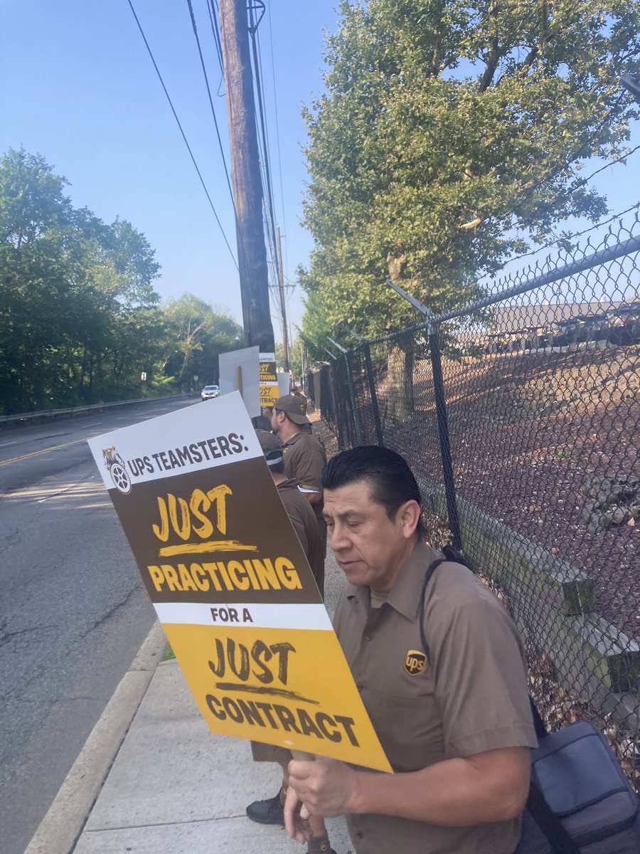 alliecsays's tweet image. we’re #justpracticing &amp;amp; we’re not stopping til we get the contract we deserve!!