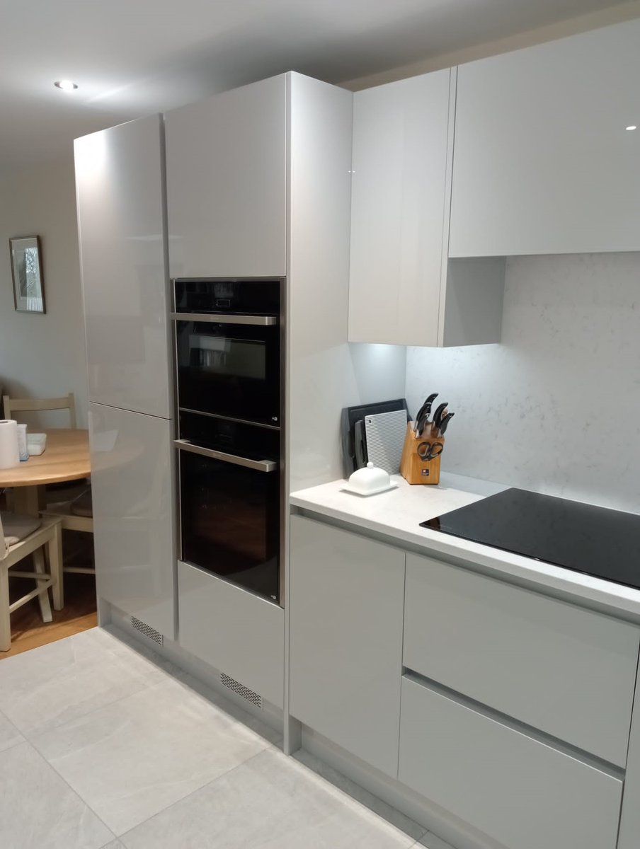 JMIbristol's tweet photo. An Aspen Gloss True Handless kitchen we recently fitted in Marshfield, complete with @NeffAppliances  appliances, @1810co  undermount sink &amp; tap and @ArenaStone Quartz worktops.
#Kitchens #KitchensBristol #KitchensBath #QuartzWorktops #NeffAppliances https://t.co/uLEhse9Wkc