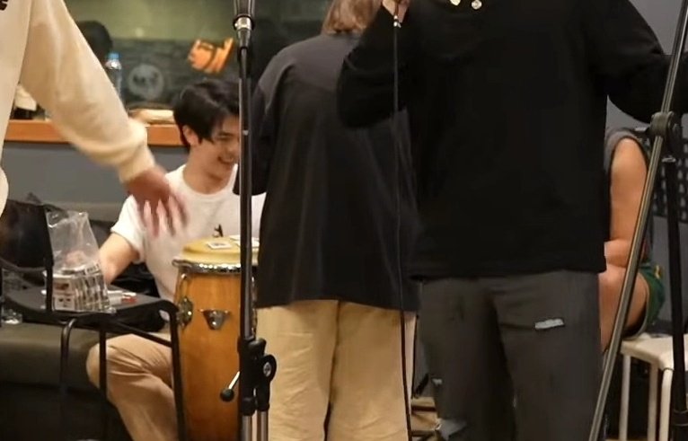 mileapo_support's tweet photo. Not them signing polaroids on drums 😆😆

#THCFinalEpisode 
@milephakphum | @Nnattawin1
#MilePhakphum |  #Nnattawin https://t.co/BAHaiCXTpk