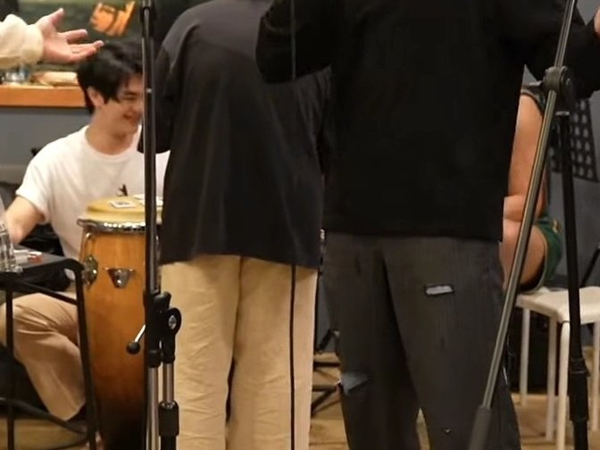 mileapo_support's tweet photo. Not them signing polaroids on drums 😆😆

#THCFinalEpisode 
@milephakphum | @Nnattawin1
#MilePhakphum |  #Nnattawin https://t.co/BAHaiCXTpk