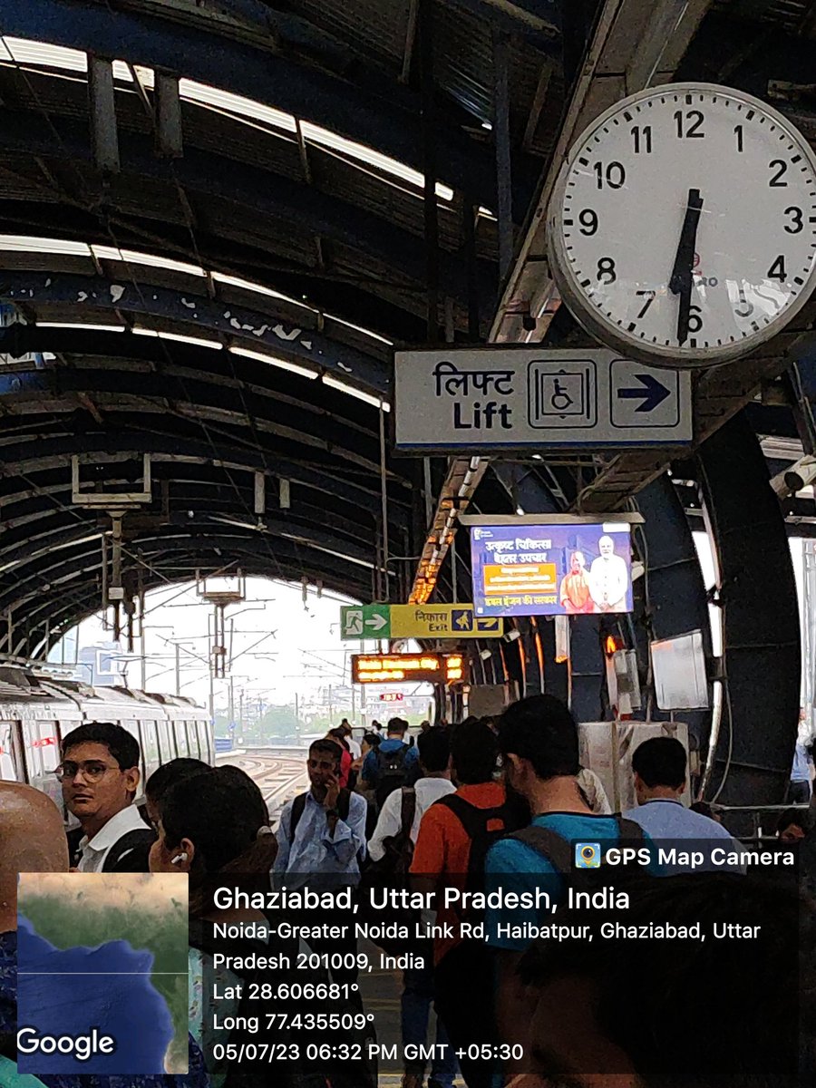 TelecomGirish's tweet photo. @OfficialDMRC @MoHUA_India Waiting time of 7 Minutes in Peak Hours b/w 6-7 PM is really painful for daily commuters. Sharing picture of Botanical Garden-Blue Line Metro Station. https://t.co/pbnHAmP1UG