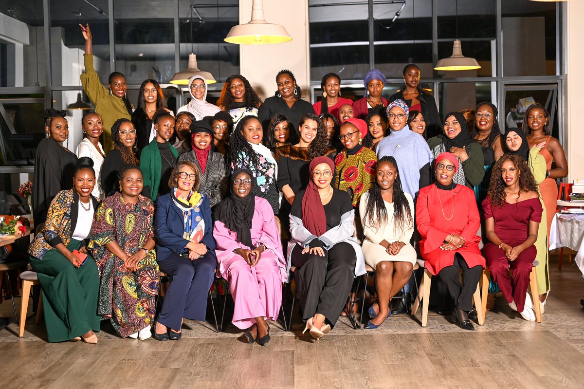 naylachebet's tweet image. Glad to have been a part of the 2nd Edition of #NetworkingWithAPurpose at @GrenieraPainKE hosted by @nadia_abdalla_.

It was a fun-filled session of learning, art, networking and sharing.

The theme was &apos;Declutter and Bloom&apos; and surely enough we did.

#SheBreaksBiasAfrica