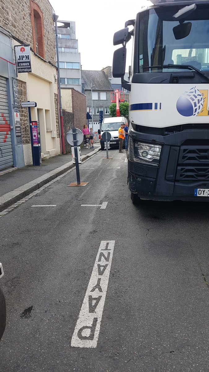 jpmcomon's tweet photo. Le magasin est difficilement accessible du fait des travaux du cinéma LeClub6 au #7ruekléber Le magasin #jpmcomon_informatique est ouvert https://t.co/2gOcSJm2Yb