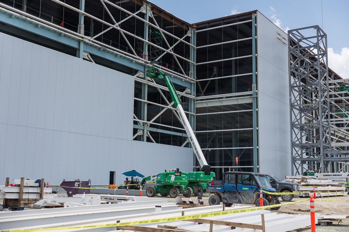 Workers are making progress at the #BlueOvalSK battery plant at <a href="/blueovalcity/">Ford at BlueOval City</a>! Our construction partners at <a href="/WalbridgeGroup/">Walbridge</a> have already poured 174,000 cubic yards of concrete, enough to fill over 50 Olympic-size swimming pools! Battery production begins in 2025! #BlueOvalSK_TN