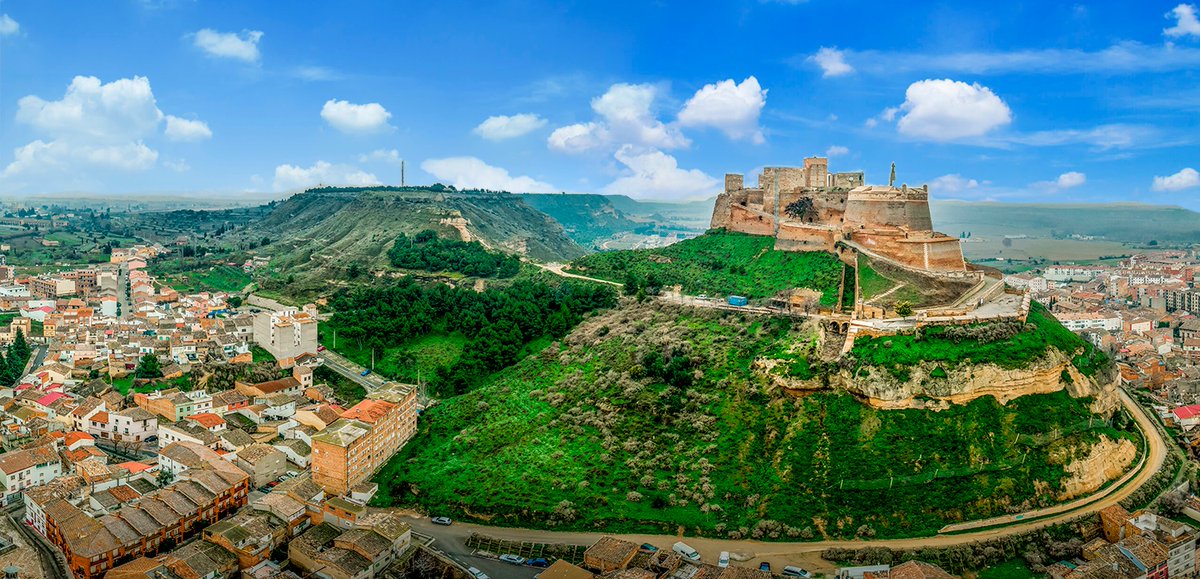 Monzón, es la segunda ciudad que más aporta desde Aragón al PIB nacional. Con más de 1.000 empresas en pleno crecimiento se convierte en un enclave mágico, histórico e innovador perfecto para invertir. 
Presenta tú proyecto donde crean en tí

Monzon-e monzone.es/la-incubadora