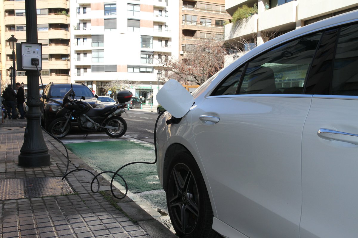 ALS MITJANS 🚙"Un proyecto innovador permite cargar vehículos eléctricos en las farolas"
✍️Recordem la notícia publicada a <a href="/instaladores20/">Instaladores 2.0</a>
instaladores20.com/emobility/vehi…
💡Fanals intel·ligents instal·lats a València gràcies al projecte europeu #matchupEU