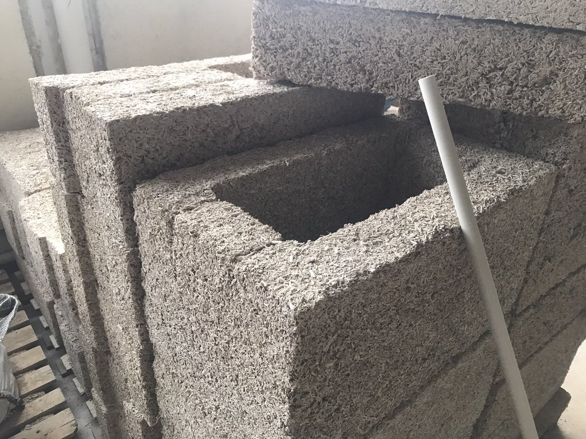 La filière #énergie passe aussi par la #rénovation énergétique des bâtiments 🏠 visite de l’<a href="/ASDER73/">ASDER</a> et échanges sur les outils de promotion des #métiers  et  #formation ➡️ une collaboration avec @poleemploi_ara déjà engagée #recrutement #OnEstLaPoutVous 
<a href="/GeraldineCante/">Geraldine CANTE</a>