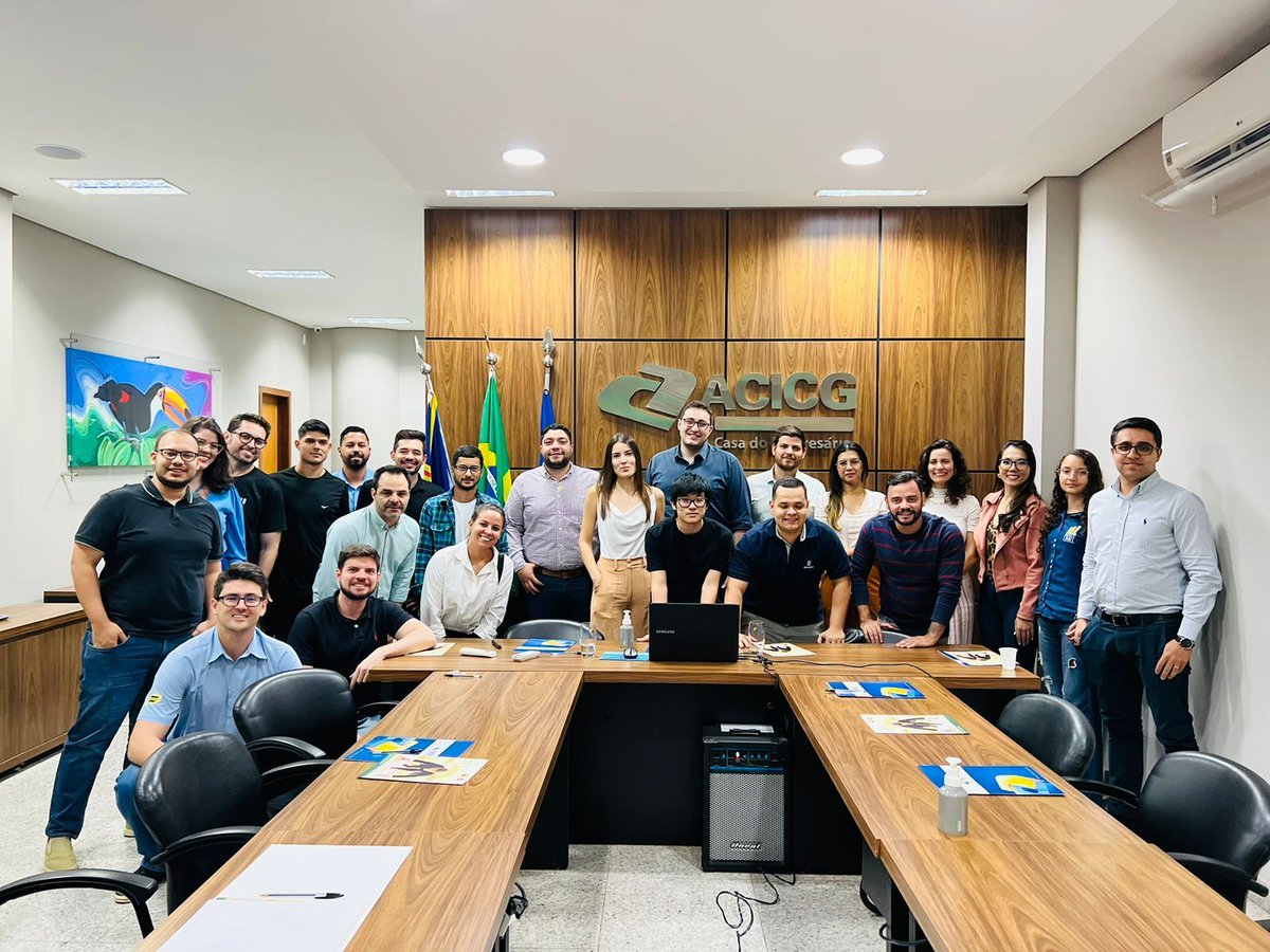 ACICG's tweet photo. O Conselho de Jovens Empresários se reuniu na ACICG na noite de ontem. Renato Borges esteve conosco e ensinou os nossos convidados como escalar um time de marketing e vendas. 

@renatoborgesss 

#acicgms #cje #jovensempresarios #encontro #networking https://t.co/A5dvrnYQUp