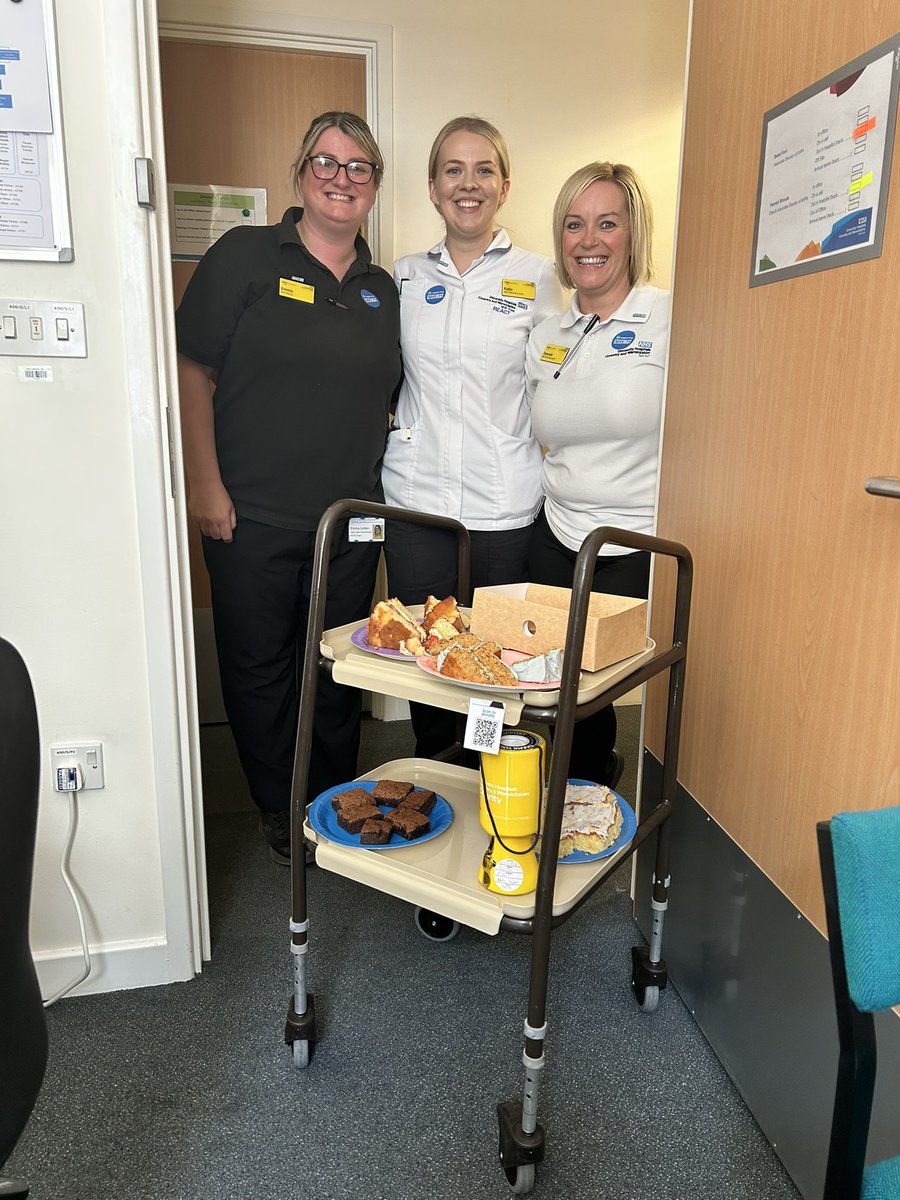 A lovely surprise from @UHCW_REACT team delivering cake. Taking time from their busy day to celebrate #NHSBigTea #NHS75 - happy birthday NHS (& yes the cake was delicious!) 🎉🎂🎉🎂@AHPS_UHCW