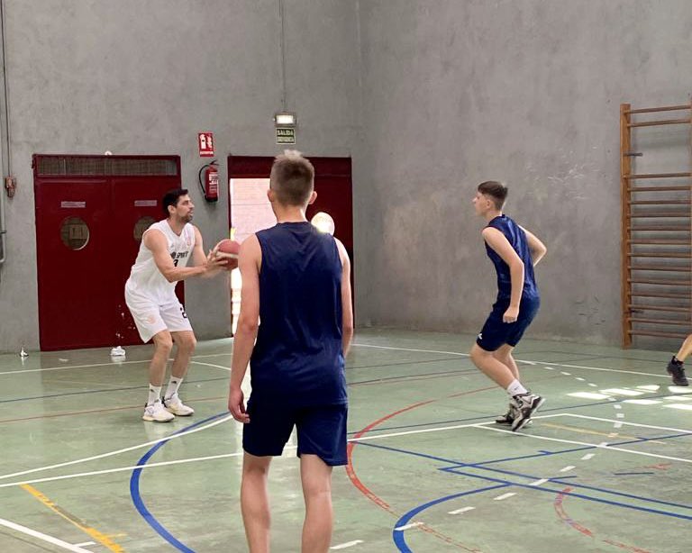 <a href="/9FelipeReyes/">Felipe Reyes</a> <a href="/Fun_Realmadrid/">Fundación Real Madrid</a> <a href="/ACBCOM/">Liga Endesa</a> <a href="/colegio_sscc/">Colegio SSCC MH</a> <a href="/cdjesusmaria/">C.D. Jesús María</a> <a href="/RandoriSport/">Randori Sport</a> <a href="/ecatolicmadrid/">Escuelas Católicas Madrid</a> <a href="/DeportesECM/">DeportesECM</a> <a href="/Endesa/">endesa</a> <a href="/basketlover/">Endesa Basket Lover</a> 📆 Campus <a href="/9FelipeReyes/">Felipe Reyes</a> <a href="/Fun_Realmadrid/">Fundación Real Madrid</a> #Day8 🟣⚪️

👉🏻 Masterclass de <a href="/jpg7basket/">javier</a> jugador de <a href="/LeyendasRMB/">Leyendas Blancas</a> y ex-jugador <a href="/RMBaloncesto/">Real Madrid Basket</a> 

📍Colegio <a href="/ClubEscolapias/">Club Deportivo Escolapias Carabanchel</a> Carabanchel.

<a href="/randorisport/">Randori Sport</a> | <a href="/ecatolicmadrid/">Escuelas Católicas Madrid</a> | <a href="/DeportesECM/">DeportesECM</a> | <a href="/Endesa/">endesa</a> <a href="/basketlover/">Endesa Basket Lover</a>