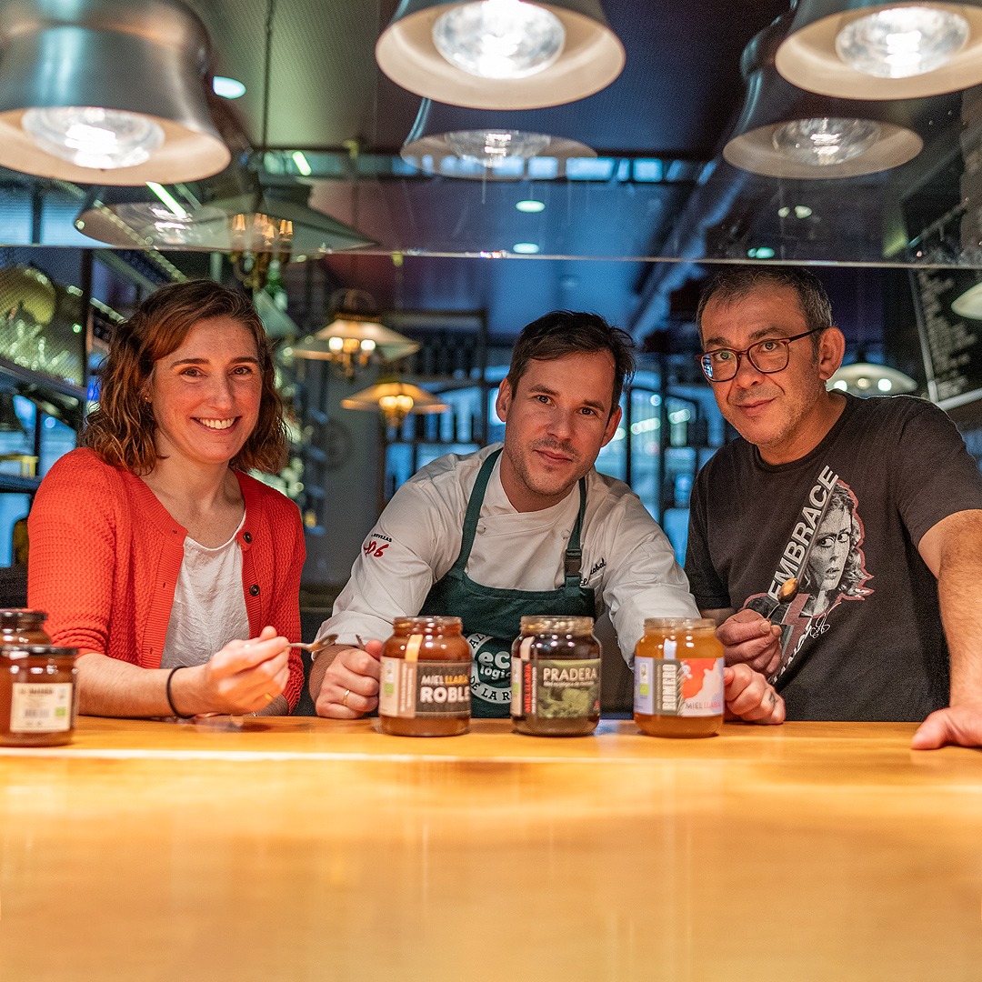 CPAER_eco's tweet photo. La miel ecológica #Llaría endulzará este mes de julio en @WineFandango . 🍯Estas fabulosas mieles de montaña riojana se incorporarán a los platos del restaurante en forma de salsas, postres y otras delicias que preparará el 👨🏼‍🍳 chef Sugai Larrazábal https://t.co/kyX1CPTMsd https://t.co/05w4nXoRCh