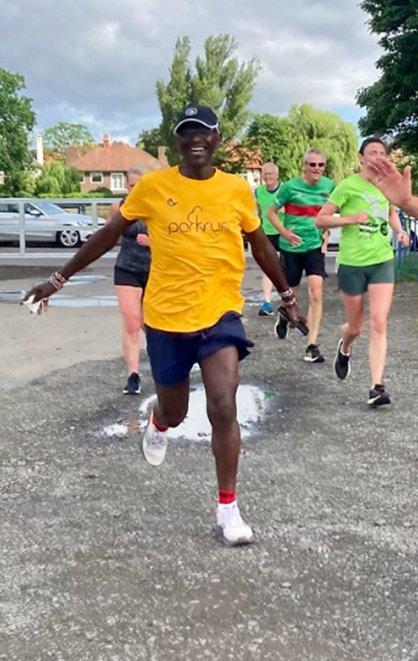 Congratulations to wor Mungai running his 400th parkrun at the weekend <a href="/parkrunuk/">parkrun UK</a> which fell on his 300th toon run round the moor <a href="/townmoorparkrun/">Town Moor parkrun</a>.....even stopping for a photo session mid parkrun #nosurprise #selfieking