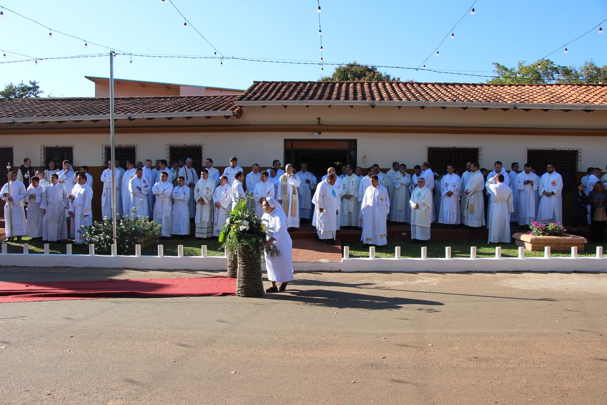 episcopalpy's tweet photo. #Peregrinación #SiervoDeDios
Ayer recordamos y celebramos el 80 Aniversario de Nacimiento a la Eternidad del Siervo de Dios, Padre Julio César Duarte Ortellado. En este día tan especial, el Clero de Paraguay realizó una peregrinación a su tumba para honrar su vida y legado. https://t.co/Ylb78NVaJJ