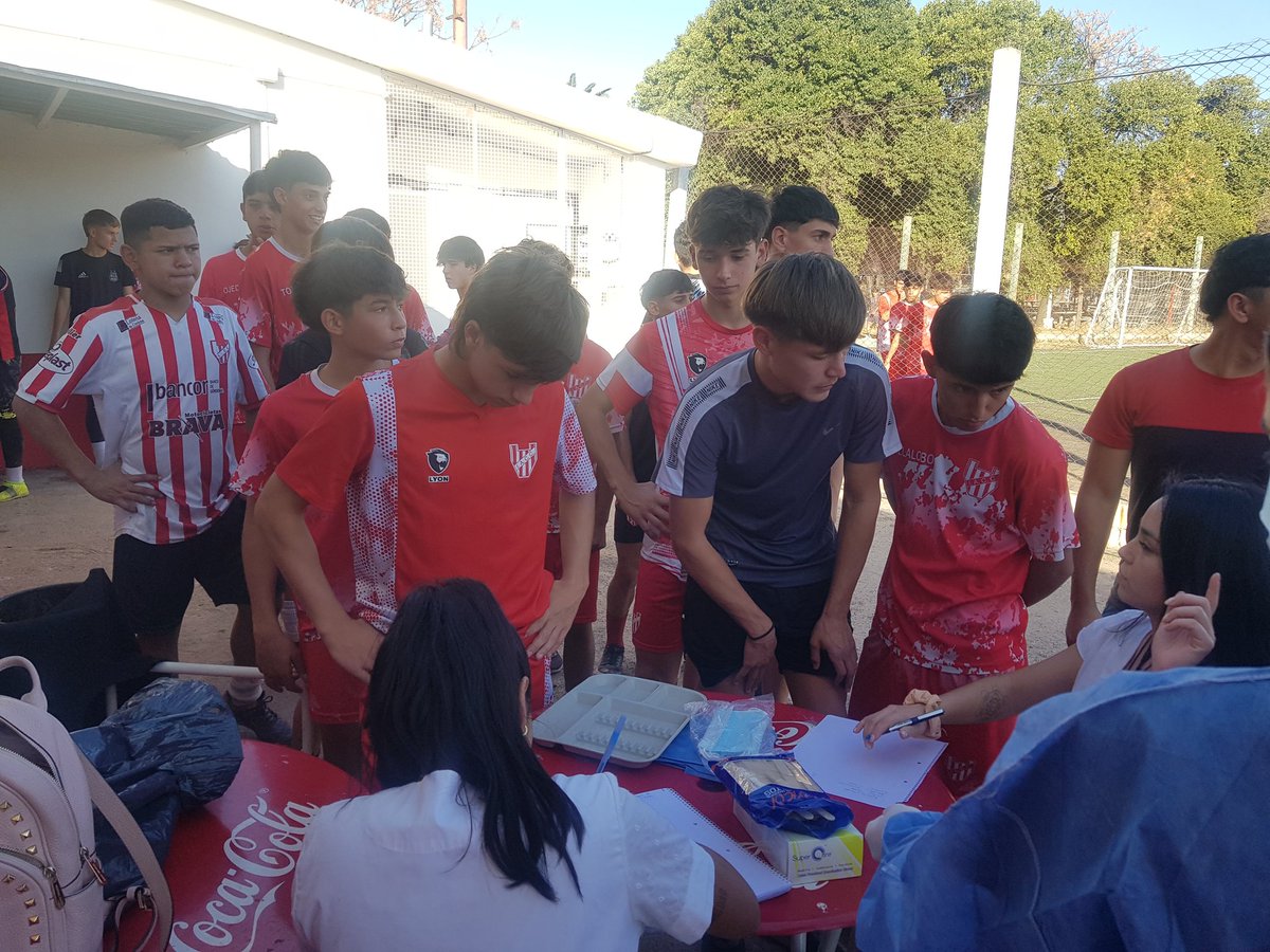 DamianBizzi's tweet photo. #Instituto Continúa la campaña de Salud bucal en nuestras Inferiores junto a @UncExtension. Porque somos un club, que atiende lo social y la salud de nuestras/os deportistas, y junto a la @unc_cordoba, de enorme prestigio institucional. https://t.co/tumtCSUImW