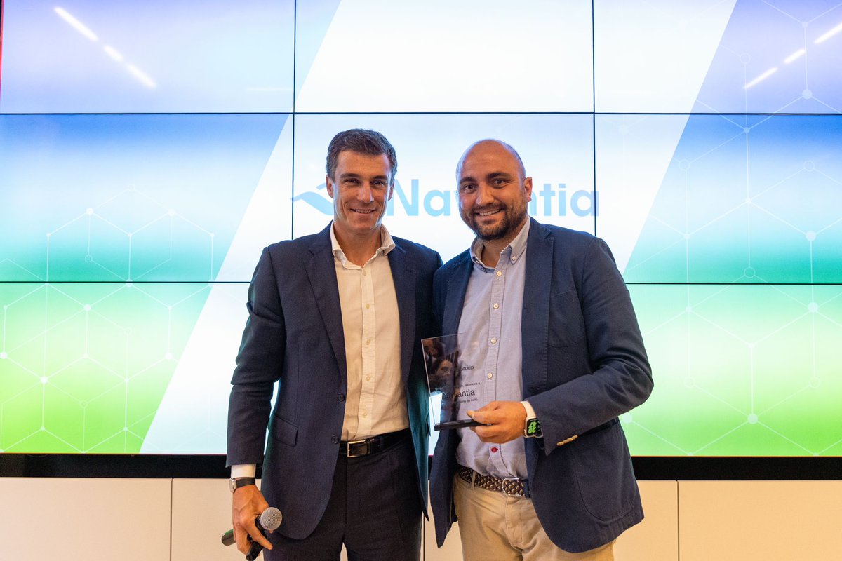 ManpowerGroupES's tweet photo. Pablo Valdés, Corporate Business Director de @ManpowerGroupES, entrega el Premio por una Trayectoria de Éxito a @NavantiaOficial. Recoge el galardón Luis Miguel Mondéjar. #75ManpowerGroup. https://t.co/d0m8mrvXw0